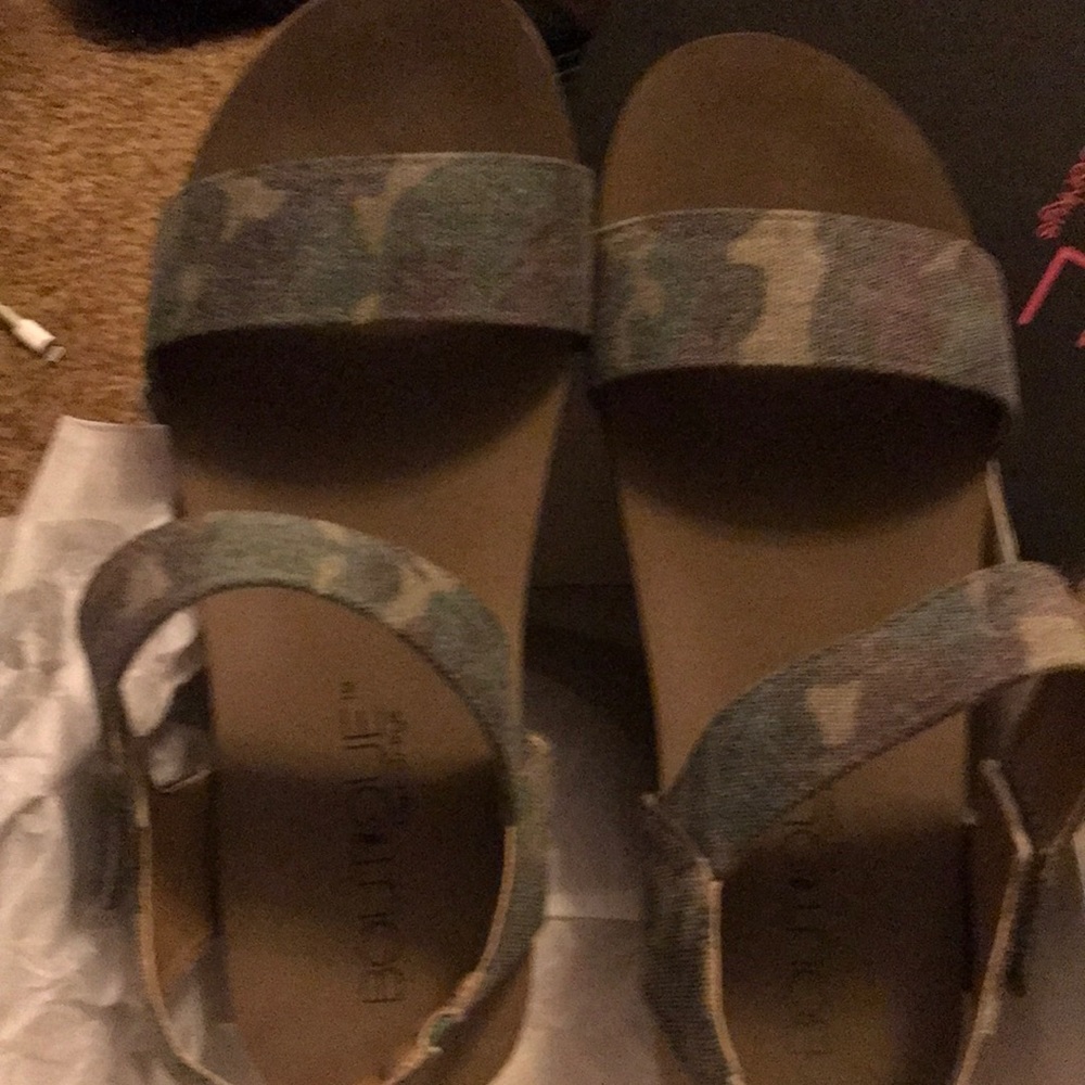 Corkys camouflage size 9 new in box sandals